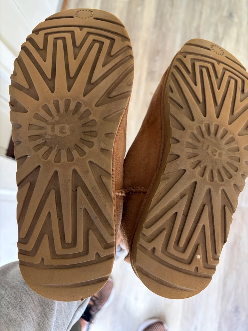 UGG Chestnut sz 7 low Boot - Picture 7 of 7